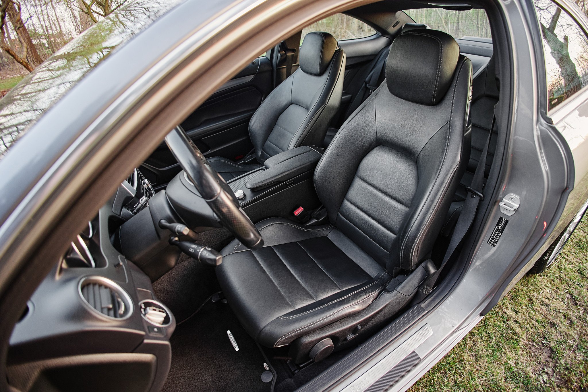 Zbliżenie na skórzaną tapicerkę w samochodzie