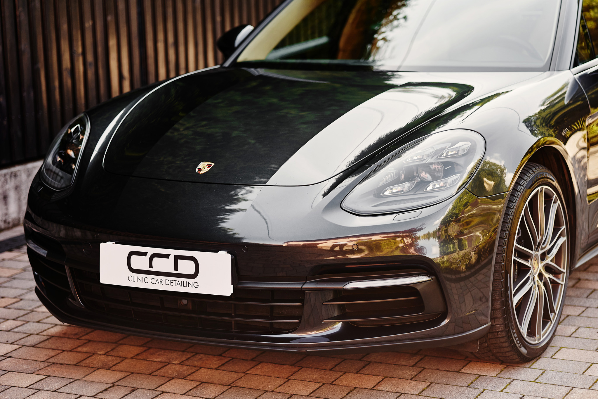 Zbliżenie na przód porsche zaparkowanego na podwórku