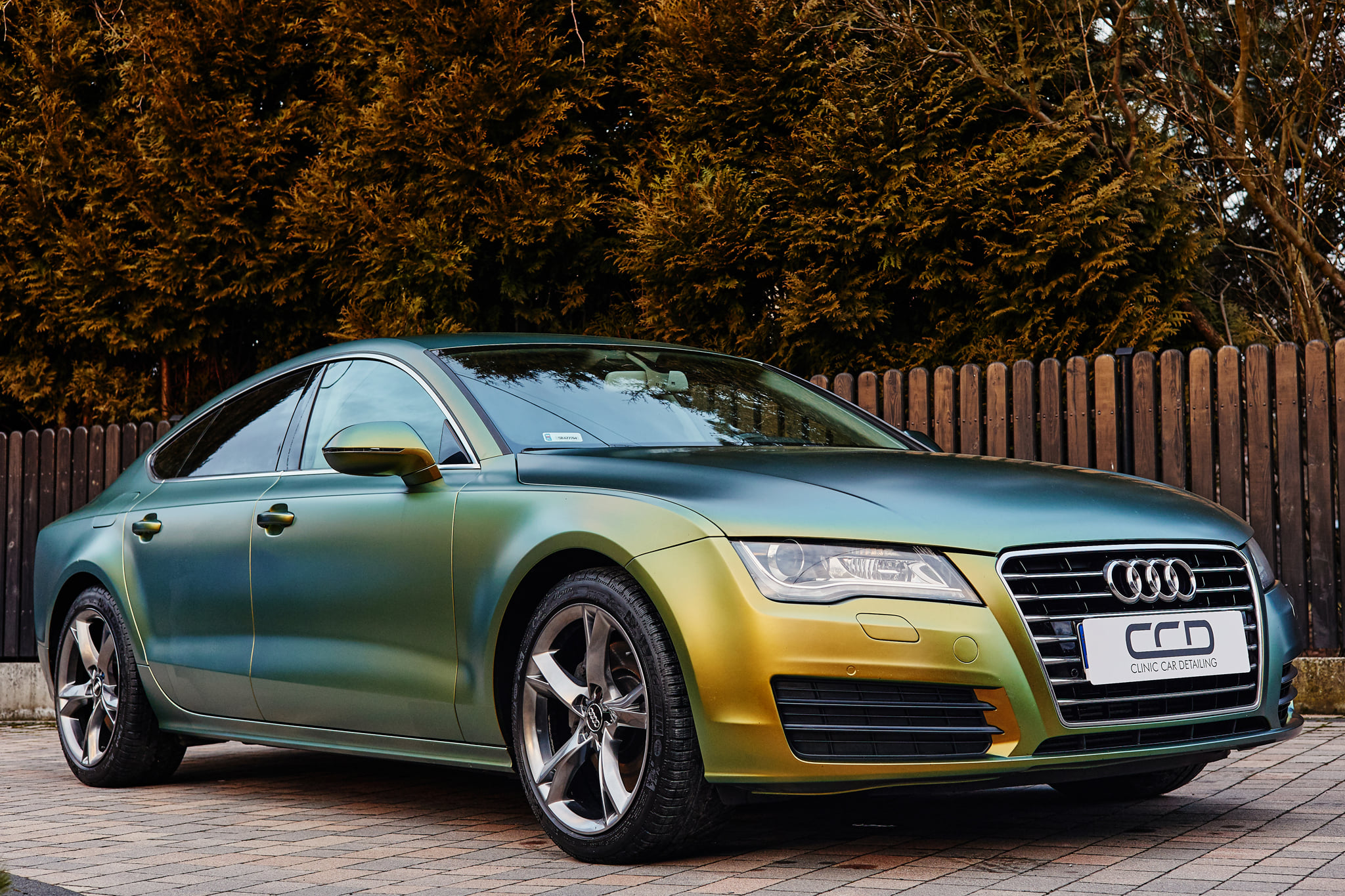 Samochód audi A7 stojący na podwórku