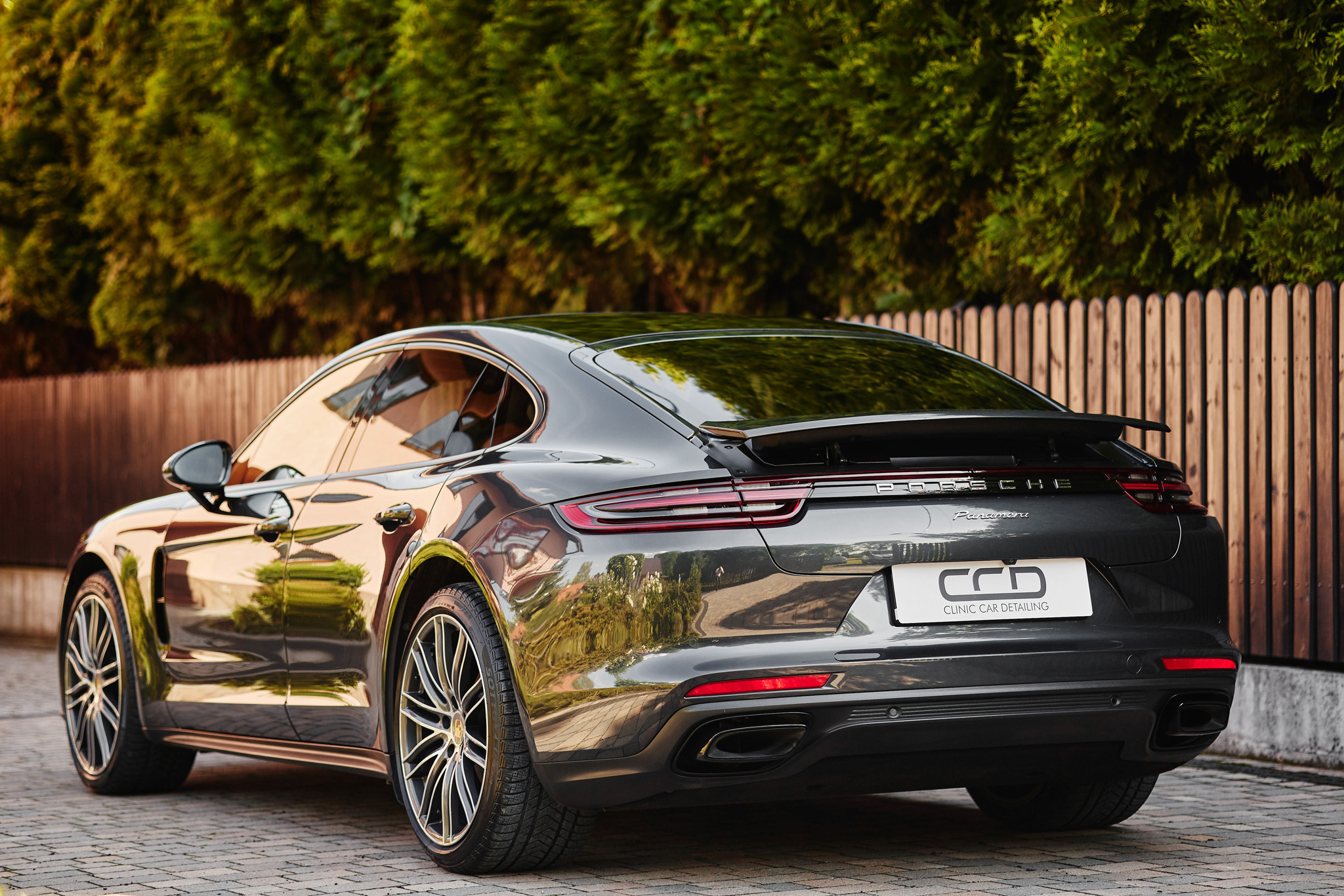 Samochód porsche panamera zaparkowany na podjeździe