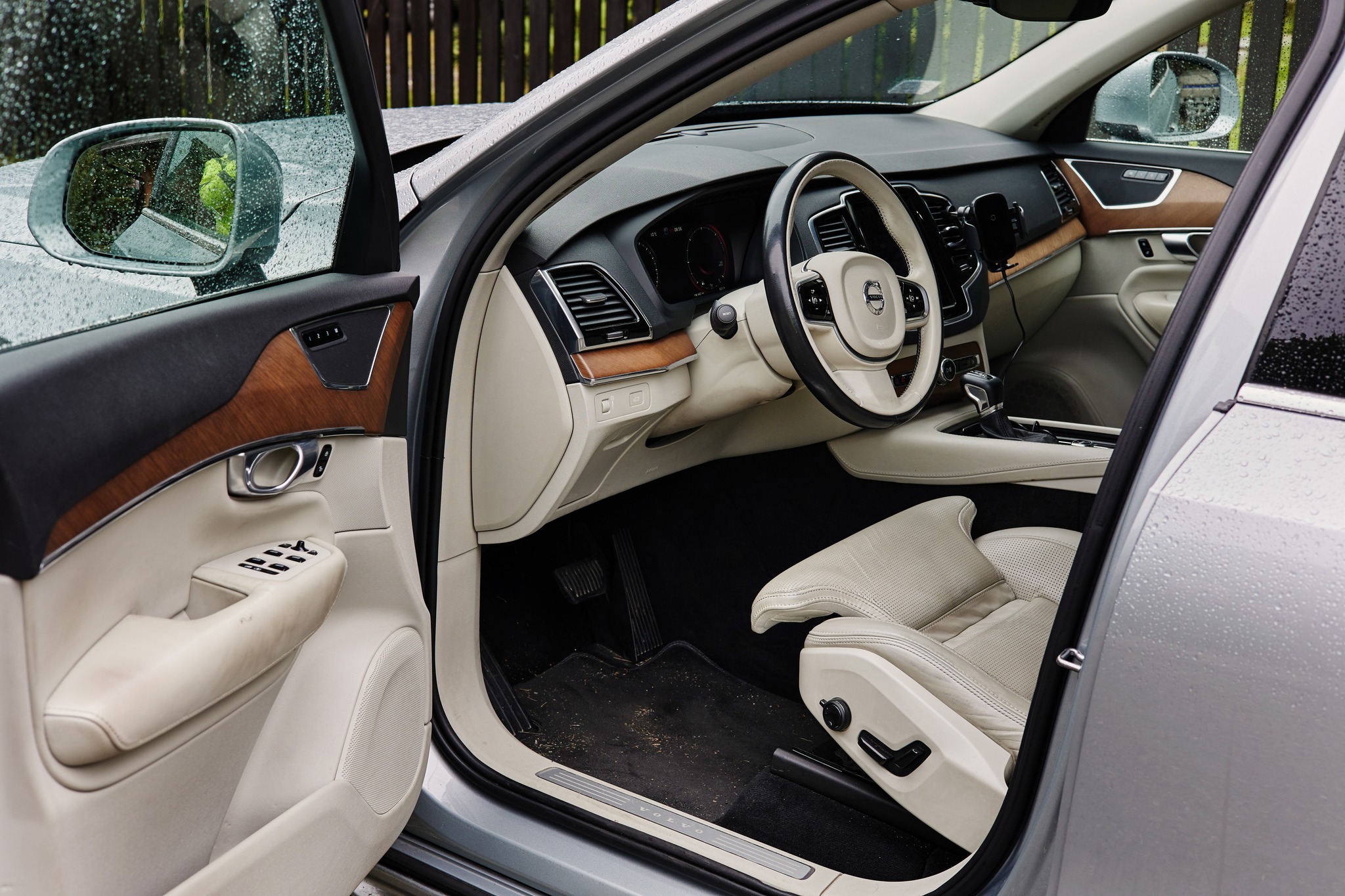 Wnętrze samochodu volvo ze skórzanymi siedzeniami