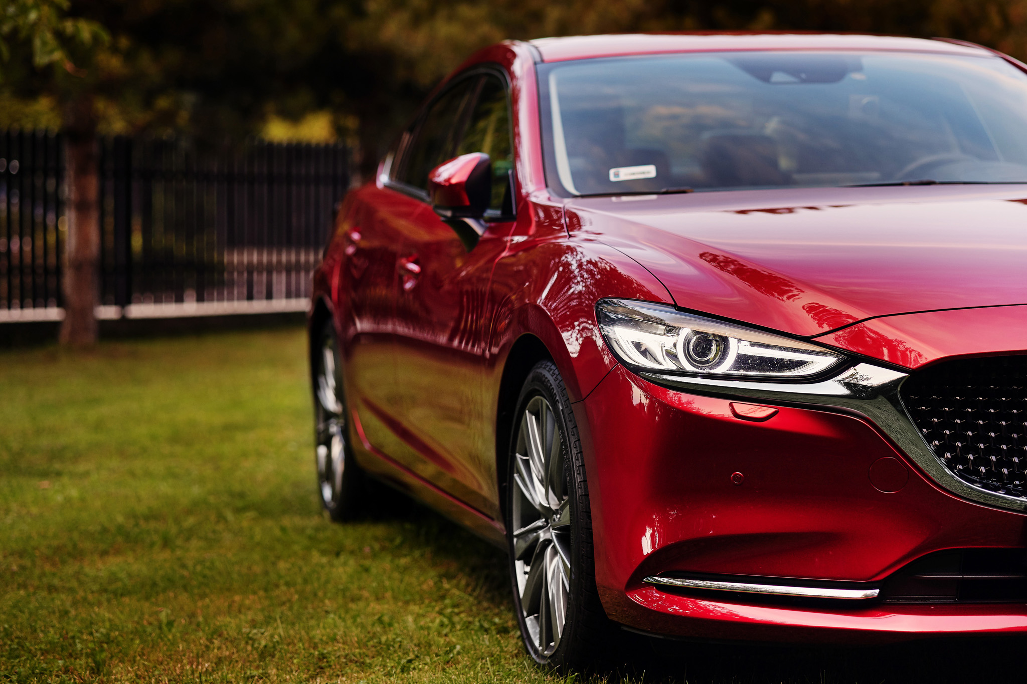 Zbliżenie na przód czerwonego samochodu